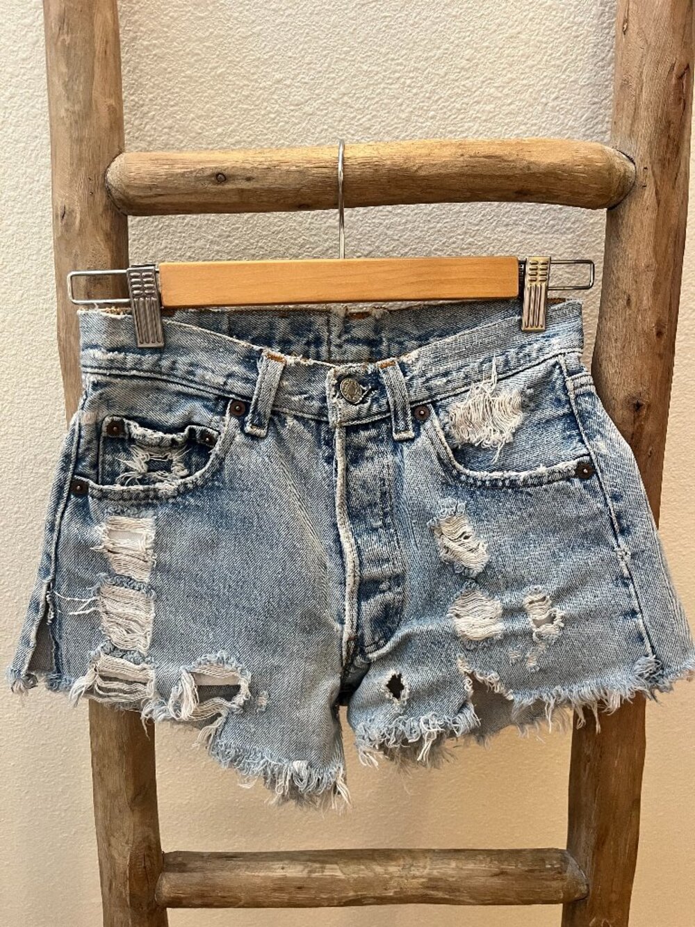 Levi’s Light Wash Heavily Distressed Cutoff Denim Shorts Raw Hem Size 24